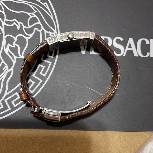 Versace women’s water resistant watch 17mm - Picture 15 of 16